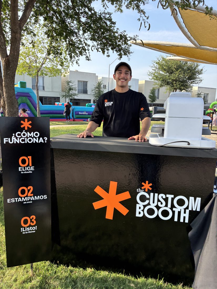 El booth de The Custom Booth con el panel ¿Cómo funciona?