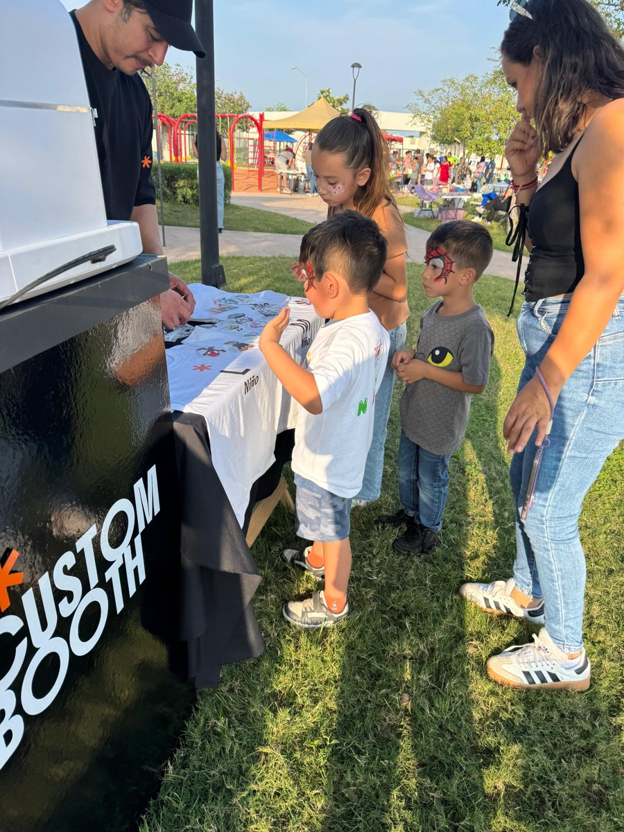 Niños eligiendo sus diseños en vivo en el booth